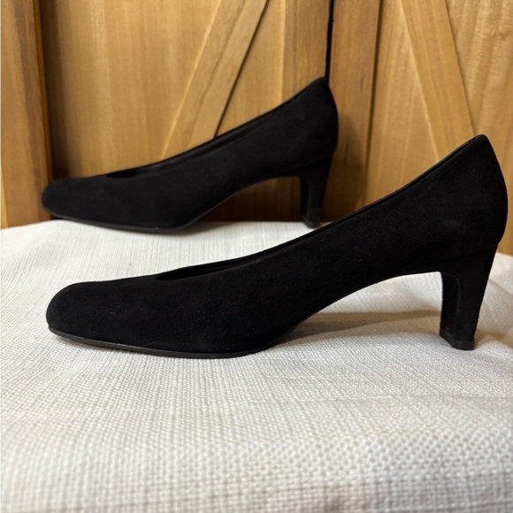 Stuart Weitzman Classic Black Suede Heels size8 - Picture 2 of 9